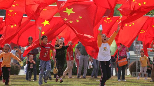 路牌铁杆占道 市民盼望挪挪