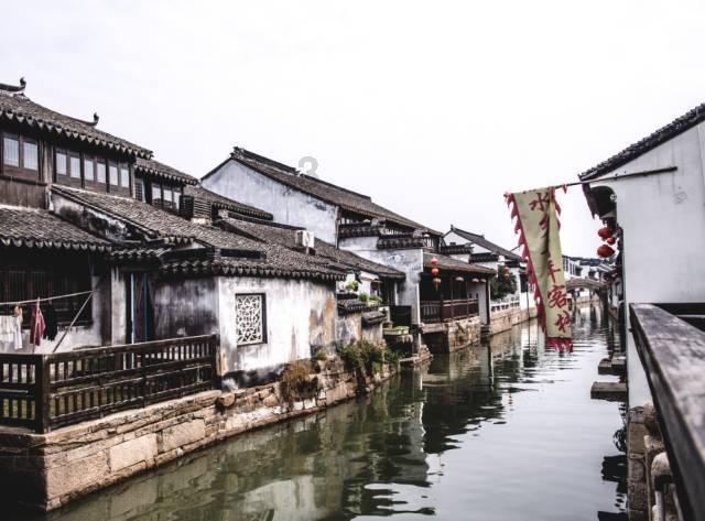 熊黛林携丈夫现身路边茶档，穿着素朴气质出众，站街边排队接地气